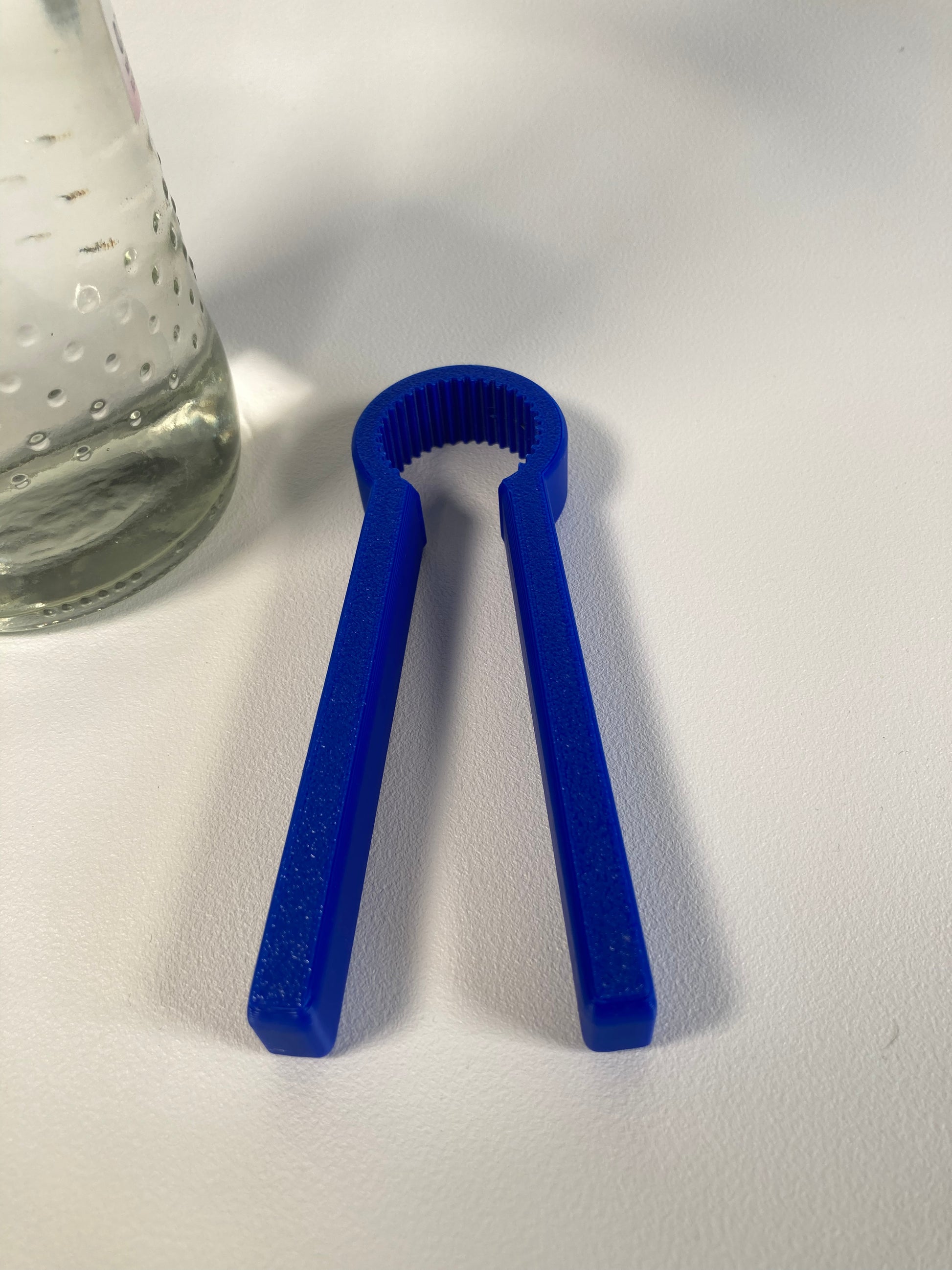 Flaschenöffner Fizz – Schluss mit mühsamem Aufdrehen von Wasserflaschen!